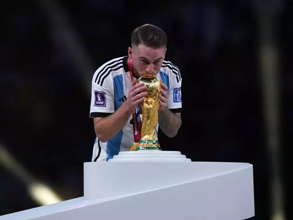 alexis-mac-allister-world-cup-trophy-jpg